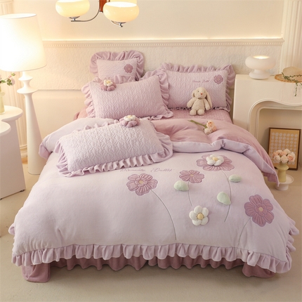 91家纺网 家纺一手货源 找家纺 绒棉世家 2025A类高克重牛奶绒床盖款韩版立体花四件套-花朵系列香芋紫