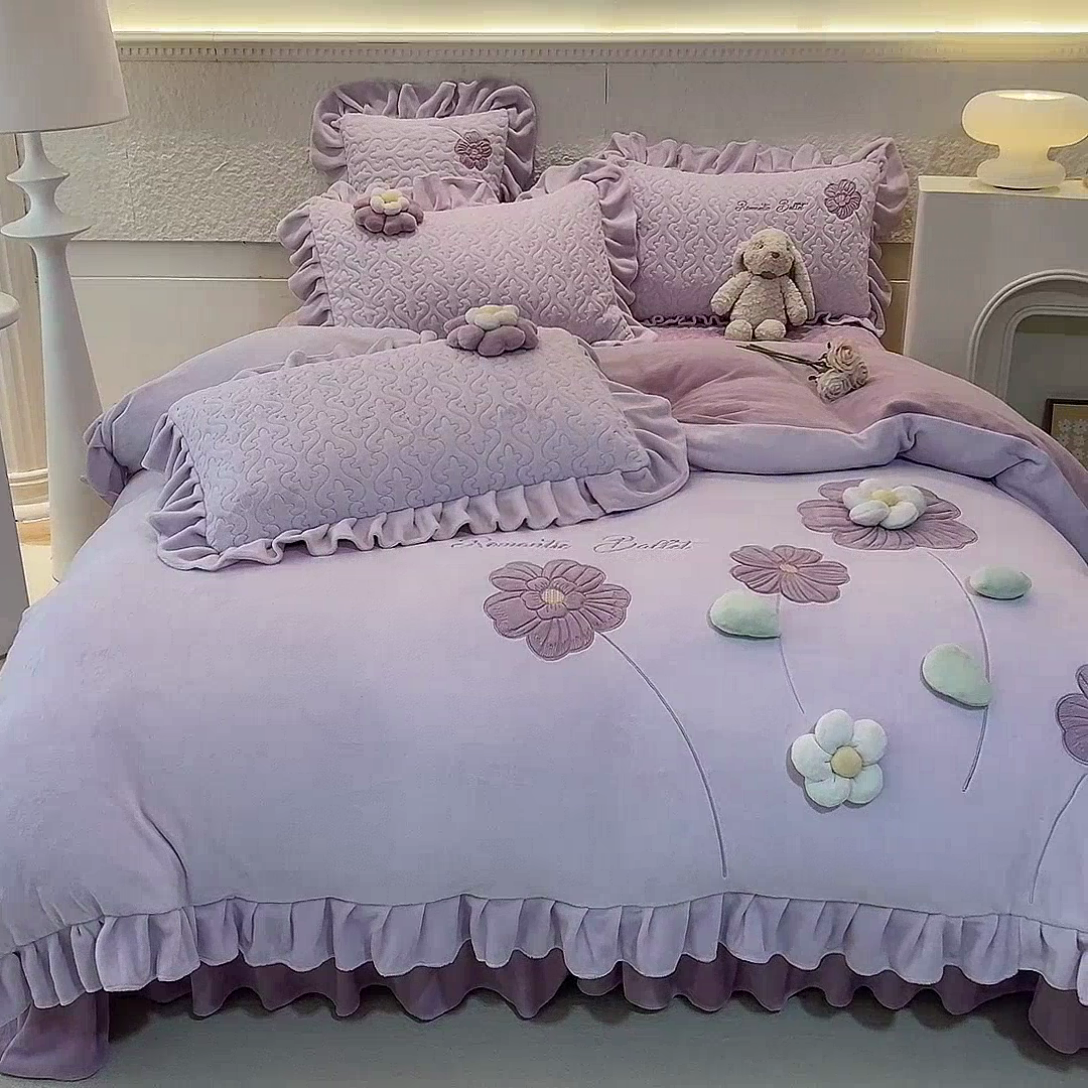 91家纺网 家纺一手货源 找家纺 绒棉世家 2025A类高克重牛奶绒床盖款韩版立体花四件套-花朵系列香芋紫