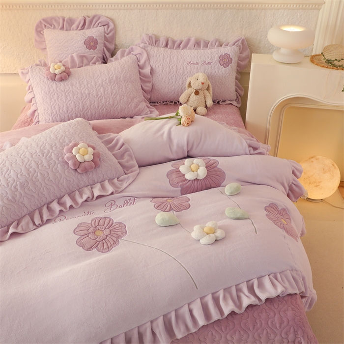 91家纺网 家纺一手货源 找家纺 绒棉世家 2025A类高克重牛奶绒床盖款韩版立体花四件套-花朵系列