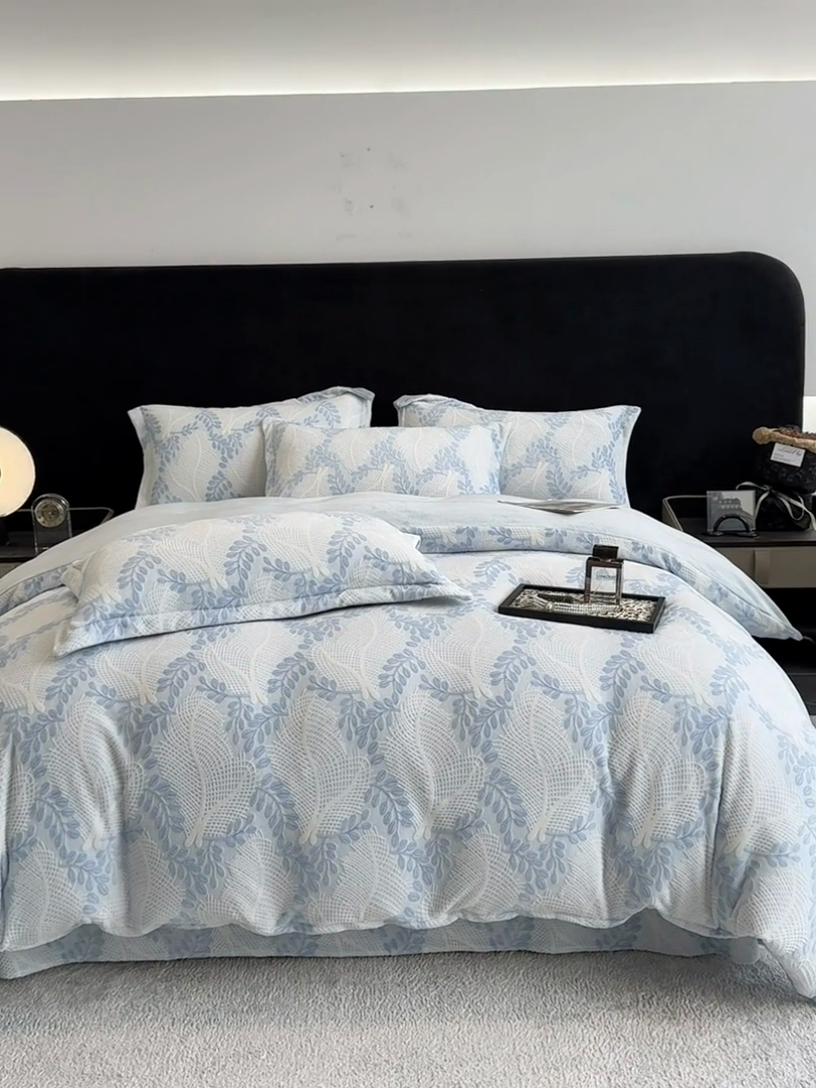 91家纺网 家纺一手货源 找家纺 （总）金喜 2025新款230克AB版雕花牛奶绒加厚四件套-雅风