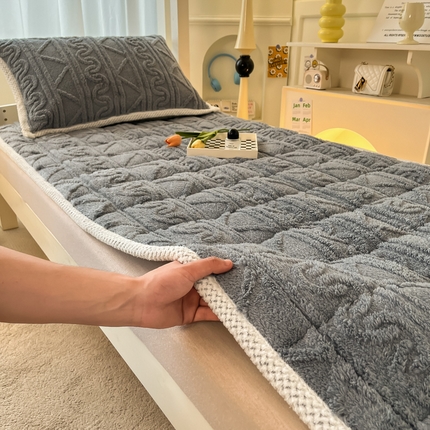 91家纺网 家纺一手货源 找家纺 （总）暖季家纺 2025新款A类提花塔芙绒保暖床垫-浮笙