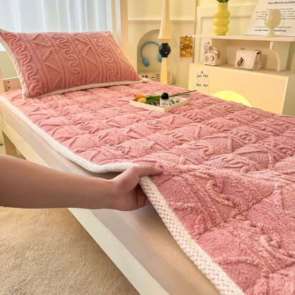 91家纺网 家纺一手货源 找家纺 （总）暖季家纺 2025新款A类提花塔芙绒保暖床垫-浮笙