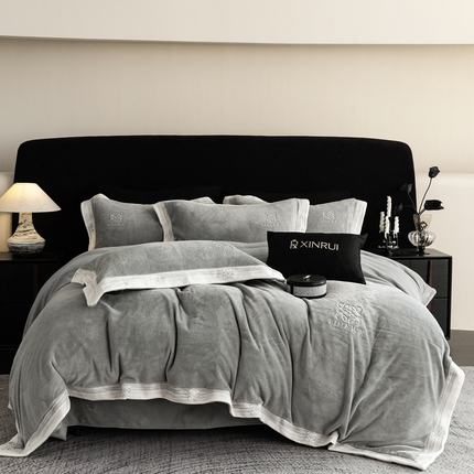 91家纺网 家纺一手货源 找家纺 馨蕊家居 2024秋冬新品轻奢煦暖绒系列四件套-绒罗莎 绒罗莎-高级灰