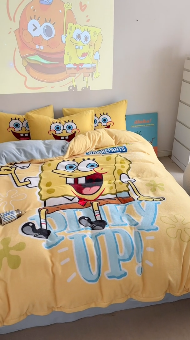 91家纺网 家纺一手货源 找家纺 金爱家 2024新品正版海绵宝宝授权大版卡通平网数码印花加厚高克重牛奶绒系列四件套 咖啡海绵宝宝