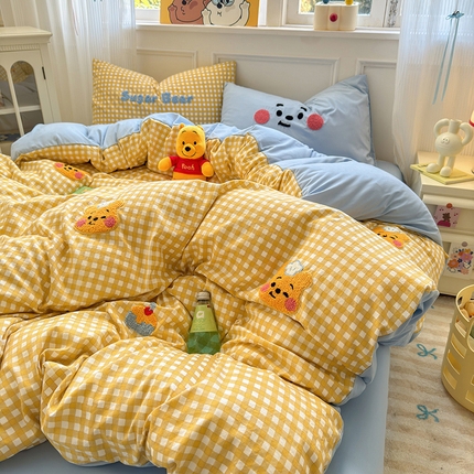 罗亿家纺 2025新款韩版糯糯棉(110克）毛巾绣四件套-场景三（提供买家秀） 小熊做蛋糕