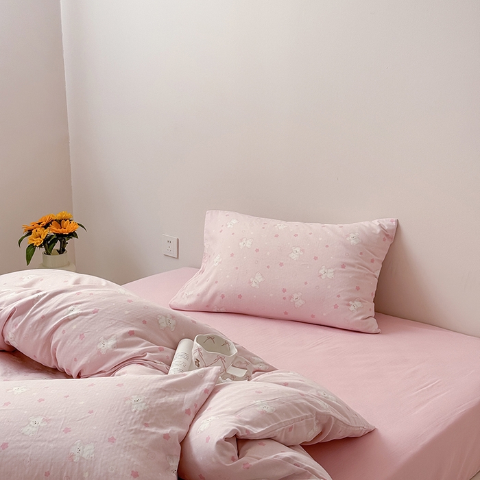 91家纺网 家纺一手货源 找家纺 2025新款A类ins奶油风卡通全棉双层纱系列四件套 星星狗粉