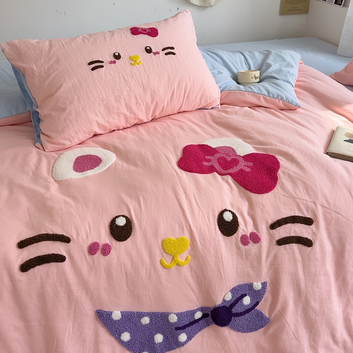 91家纺网 家纺一手货源 找家纺 2024新款水洗棉毛巾绣四件套系列 晚安猫咪粉蓝