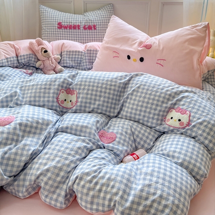 91家纺网 家纺一手货源 找家纺 罗亿家纺 2025新款韩版糯糯棉(110克）毛巾绣四件套-场景三（提供买家秀） 糖果猫咪蓝