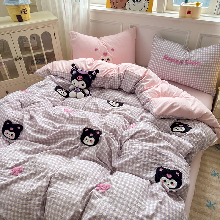 91家纺网 家纺一手货源 找家纺 罗亿家纺 2025新款韩版糯糯棉(110克）毛巾绣四件套-场景三（提供买家秀） 甜酷小库洛