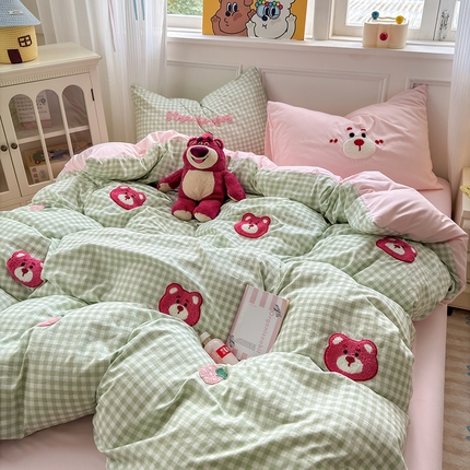 罗亿家纺 2025新款韩版糯糯棉(110克）毛巾绣四件套-场景三（提供买家秀） 甜甜草莓熊