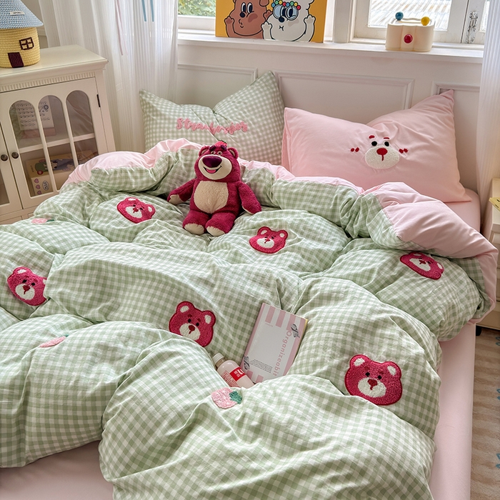 91家纺网 家纺一手货源 找家纺 罗亿家纺 2025新款韩版糯糯棉(110克）毛巾绣四件套-场景三（提供买家秀） 甜甜草莓熊