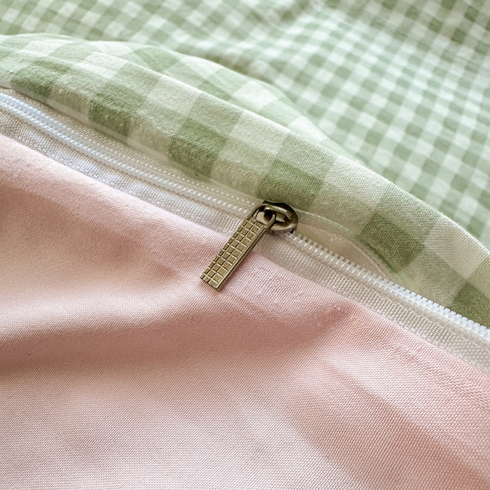 91家纺网 家纺一手货源 找家纺 罗亿家纺 2025新款韩版糯糯棉(110克）毛巾绣四件套-场景三（提供买家秀） 甜甜草莓熊