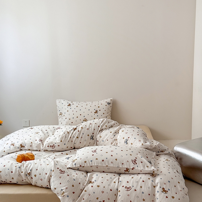 91家纺网 家纺一手货源 找家纺 2025新款A类ins奶油风卡通全棉双层纱系列四件套 木马梦幻咖