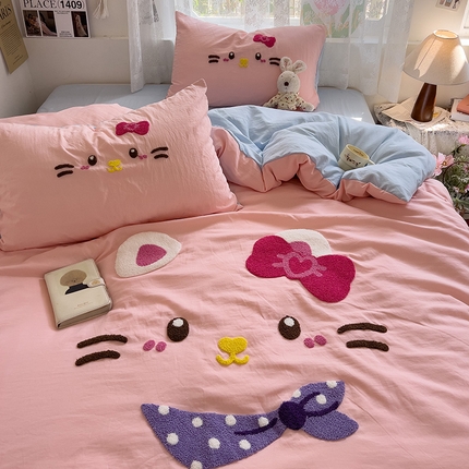 91家纺网 家纺一手货源 找家纺 2024新款水洗棉毛巾绣四件套系列 晚安猫咪粉蓝