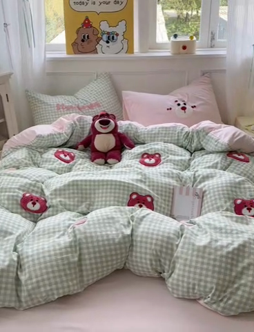 91家纺网 家纺一手货源 找家纺 罗亿家纺 2025新款韩版糯糯棉(110克）毛巾绣四件套-场景三（提供买家秀） 甜甜草莓熊