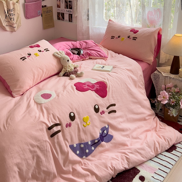 91家纺网 家纺一手货源 找家纺 2024新款水洗棉毛巾绣四件套系列 晚安猫咪粉