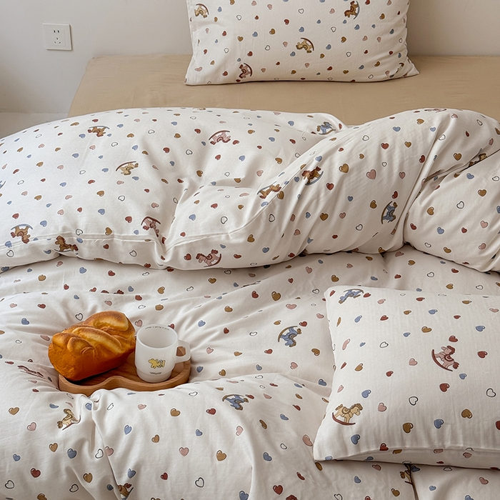 91家纺网 家纺一手货源 找家纺 2025新款A类ins奶油风卡通全棉双层纱系列四件套 木马梦幻咖