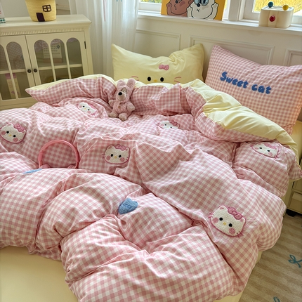 91家纺网 家纺一手货源 找家纺 罗亿家纺 2025新款韩版糯糯棉(110克）毛巾绣四件套-场景三（提供买家秀） 糖果猫咪粉