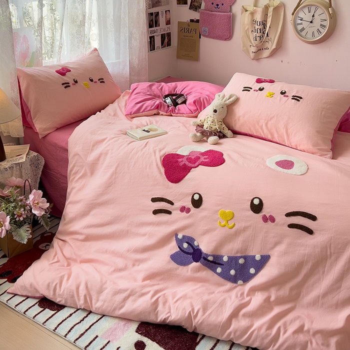 91家纺网 家纺一手货源 找家纺 2024新款水洗棉毛巾绣四件套系列 晚安猫咪粉