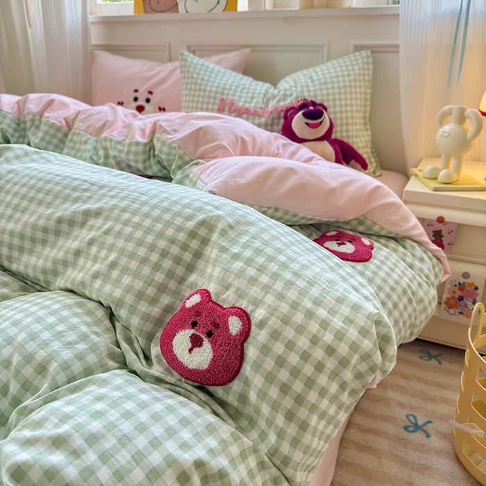 91家纺网 家纺一手货源 找家纺 罗亿家纺 2025新款韩版糯糯棉(110克）毛巾绣四件套-场景三（提供买家秀） 甜甜草莓熊