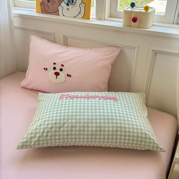 91家纺网 家纺一手货源 找家纺 罗亿家纺 2025新款韩版糯糯棉(110克）毛巾绣四件套-场景三（提供买家秀） 甜甜草莓熊