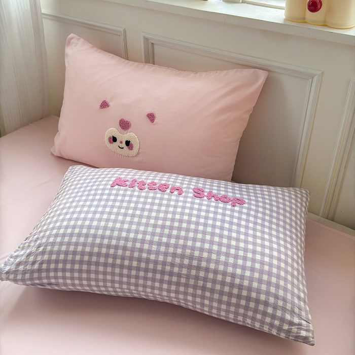 91家纺网 家纺一手货源 找家纺 罗亿家纺 2025新款韩版糯糯棉(110克）毛巾绣四件套-场景三（提供买家秀） 甜酷小库洛