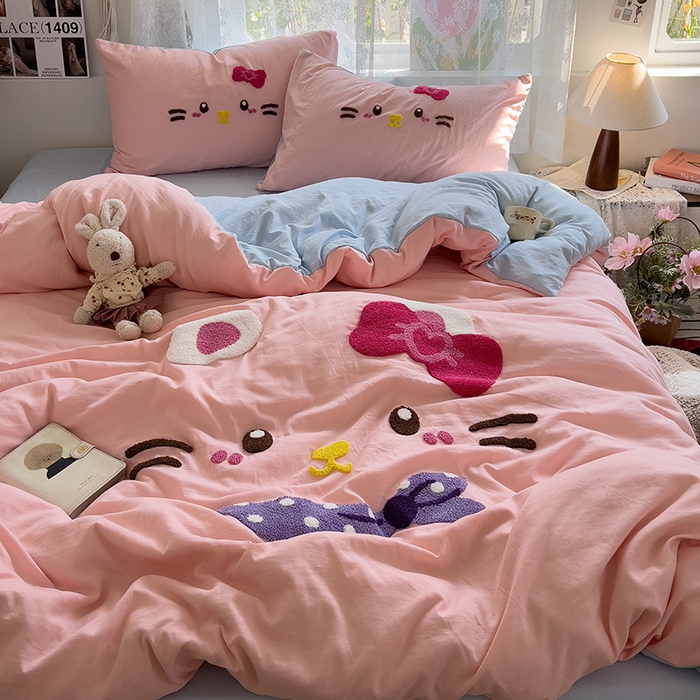 91家纺网 家纺一手货源 找家纺 2024新款水洗棉毛巾绣四件套系列 晚安猫咪粉蓝