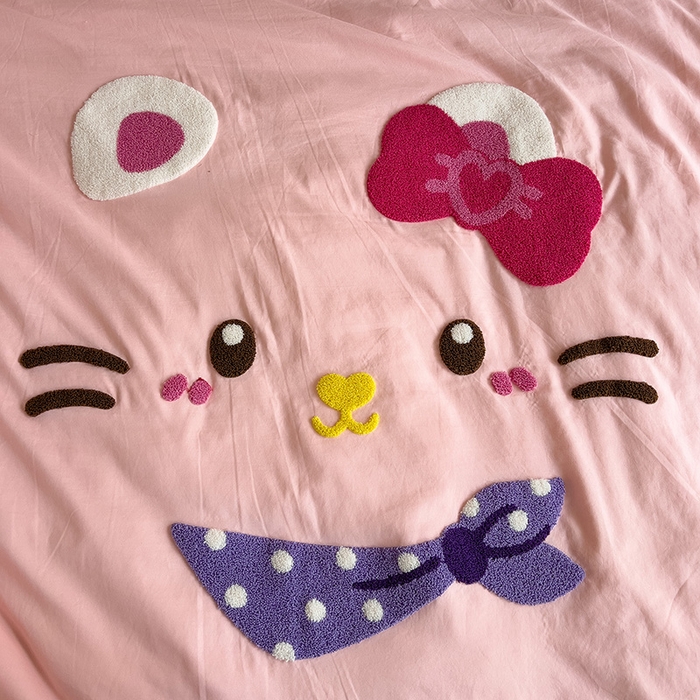 91家纺网 家纺一手货源 找家纺 2024新款水洗棉毛巾绣四件套系列 晚安猫咪粉