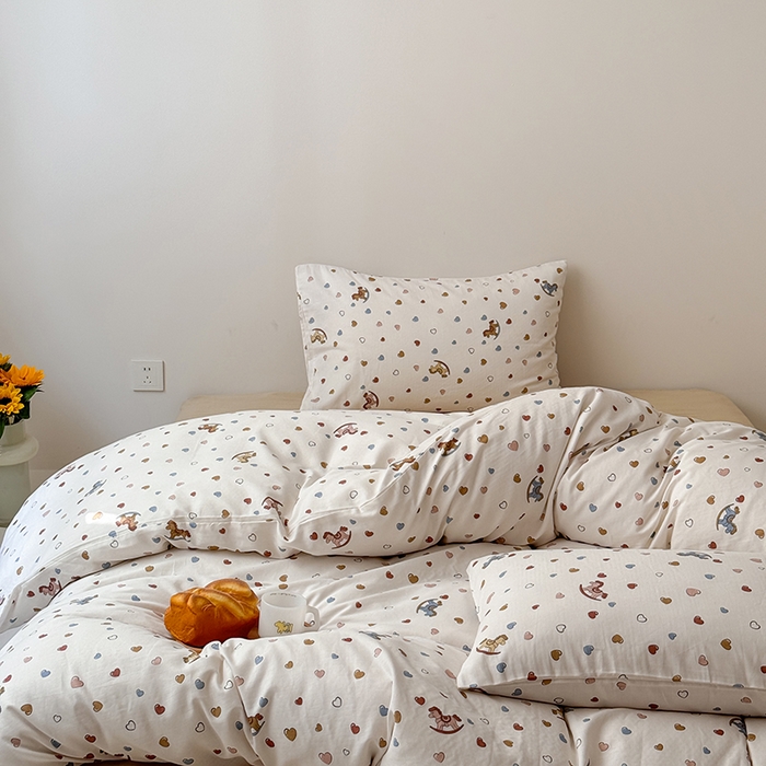 91家纺网 家纺一手货源 找家纺 2025新款A类ins奶油风卡通全棉双层纱系列四件套 木马梦幻咖