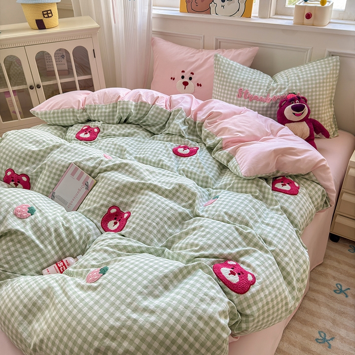 91家纺网 家纺一手货源 找家纺 罗亿家纺 2025新款韩版糯糯棉(110克）毛巾绣四件套-场景三（提供买家秀） 甜甜草莓熊