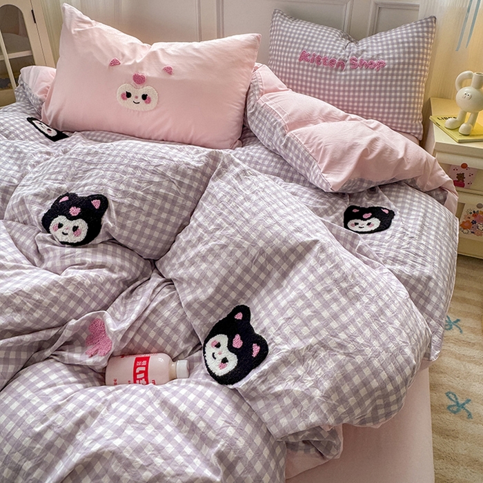 91家纺网 家纺一手货源 找家纺 罗亿家纺 2025新款韩版糯糯棉(110克）毛巾绣四件套-场景三（提供买家秀） 甜酷小库洛