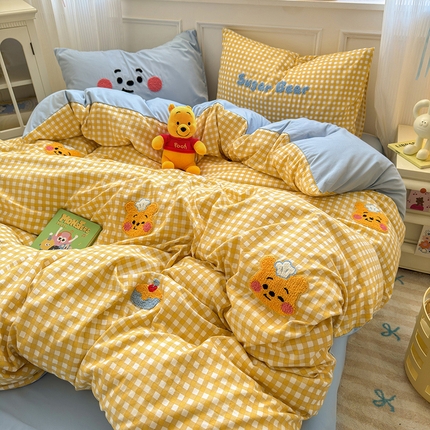 91家纺网 家纺一手货源 找家纺 罗亿家纺 2025新款韩版糯糯棉(110克）毛巾绣四件套-场景三（提供买家秀） 小熊做蛋糕