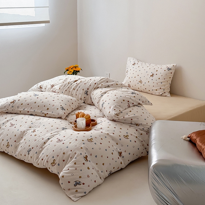 91家纺网 家纺一手货源 找家纺 2025新款A类ins奶油风卡通全棉双层纱系列四件套 木马梦幻咖