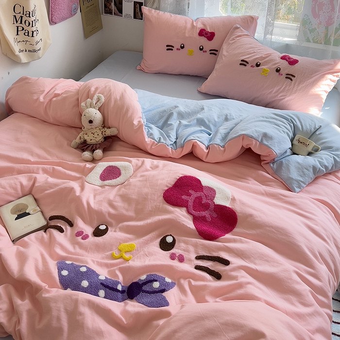 91家纺网 家纺一手货源 找家纺 2024新款水洗棉毛巾绣四件套系列 晚安猫咪粉蓝