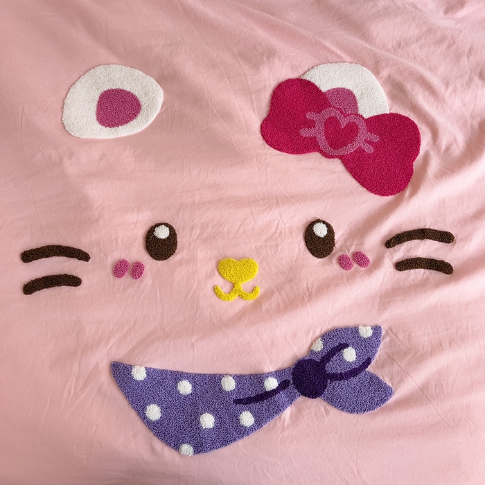 91家纺网 家纺一手货源 找家纺 2024新款水洗棉毛巾绣四件套系列 晚安猫咪粉蓝