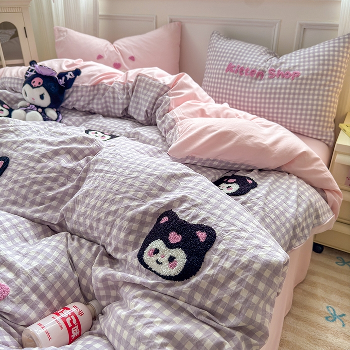 91家纺网 家纺一手货源 找家纺 罗亿家纺 2025新款韩版糯糯棉(110克）毛巾绣四件套-场景三（提供买家秀） 甜酷小库洛