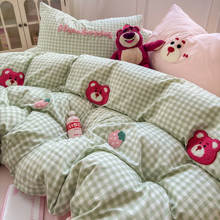 91家纺网 家纺一手货源 找家纺 罗亿家纺 2025新款韩版糯糯棉(110克）毛巾绣四件套-场景三（提供买家秀） 甜甜草莓熊