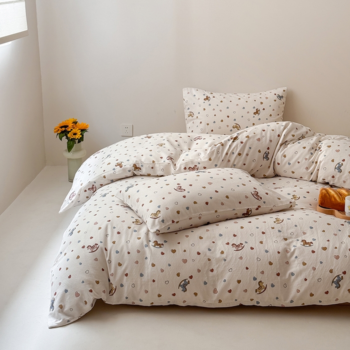 91家纺网 家纺一手货源 找家纺 2025新款A类ins奶油风卡通全棉双层纱系列四件套 木马梦幻咖