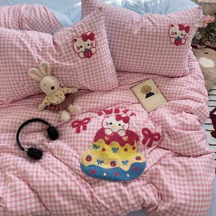 91家纺网 家纺一手货源 找家纺 2024新款水洗棉毛巾绣四件套系列 蛋糕猫咪粉蓝