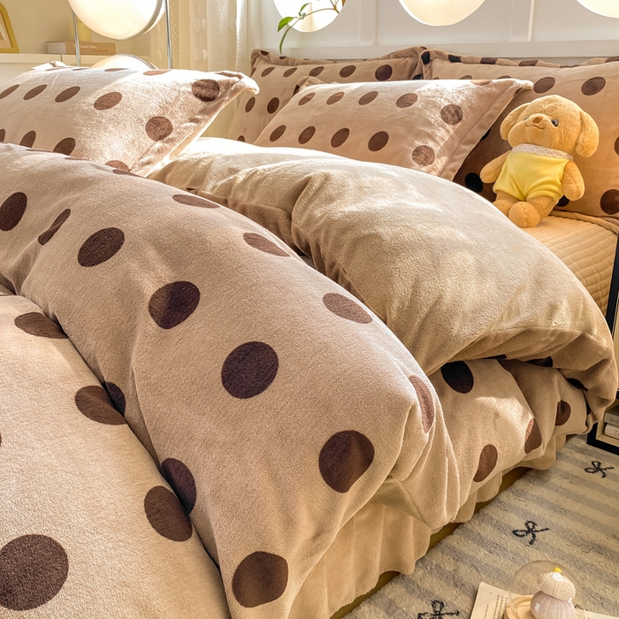 91家纺网 家纺一手货源 找家纺 尚美 2024新款高克重印花花边牛奶绒床盖四件套咖圆点