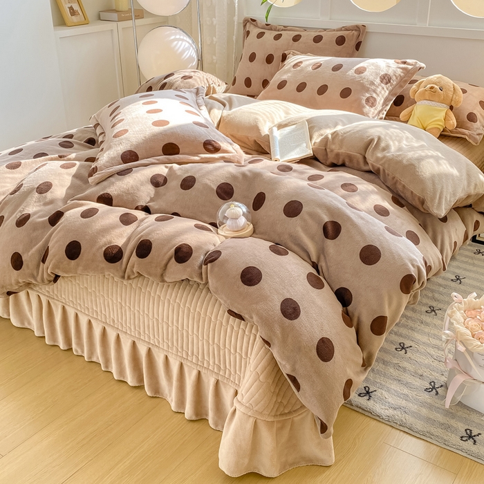 91家纺网 家纺一手货源 找家纺 尚美 2024新款高克重印花花边牛奶绒床盖四件套咖圆点