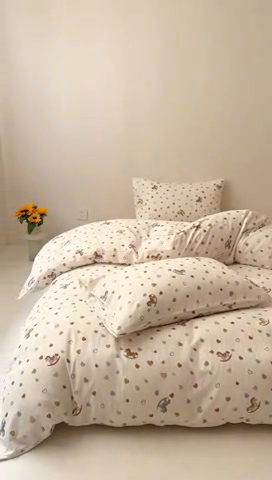 91家纺网 家纺一手货源 找家纺 2025新款A类ins奶油风卡通全棉双层纱系列四件套 木马梦幻咖