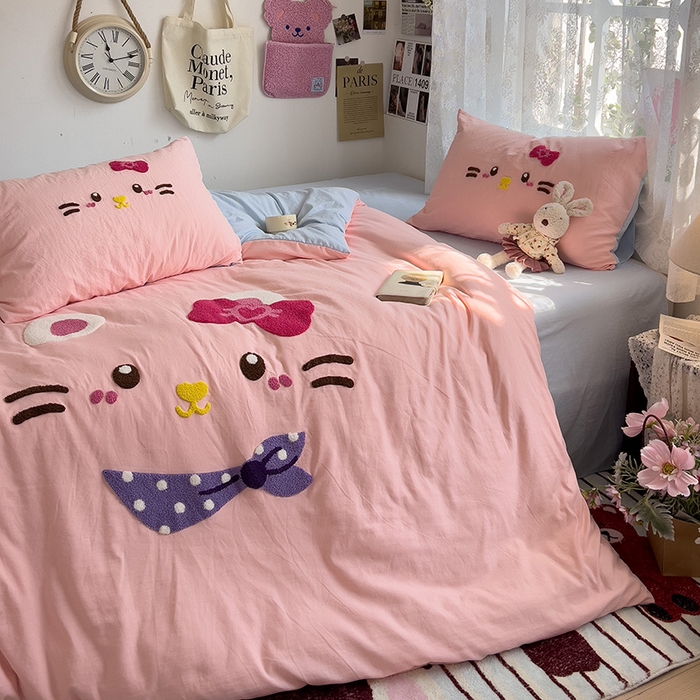 91家纺网 家纺一手货源 找家纺 2024新款水洗棉毛巾绣四件套系列 晚安猫咪粉蓝