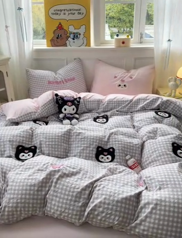 91家纺网 家纺一手货源 找家纺 罗亿家纺 2025新款韩版糯糯棉(110克）毛巾绣四件套-场景三（提供买家秀） 甜酷小库洛