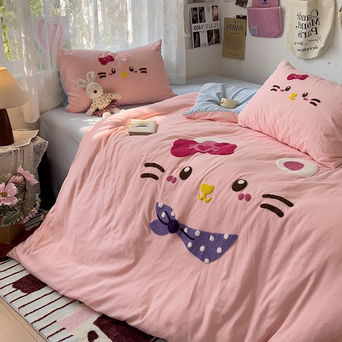 91家纺网 家纺一手货源 找家纺 2024新款水洗棉毛巾绣四件套系列 晚安猫咪粉蓝