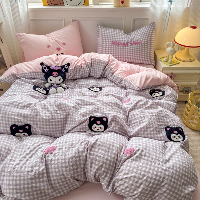 91家纺网 家纺一手货源 找家纺 罗亿家纺 2025新款韩版糯糯棉(110克）毛巾绣四件套-场景三（提供买家秀） 甜酷小库洛