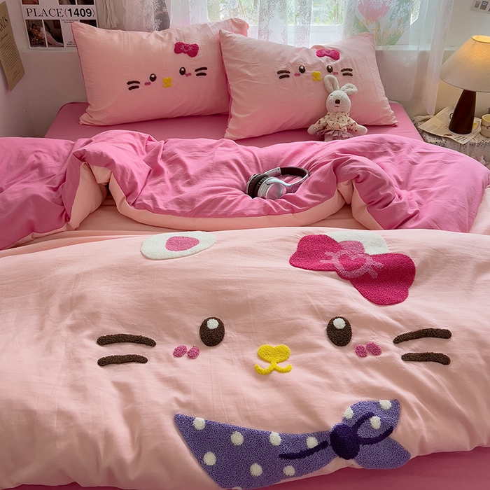 91家纺网 家纺一手货源 找家纺 2024新款水洗棉毛巾绣四件套系列 晚安猫咪粉