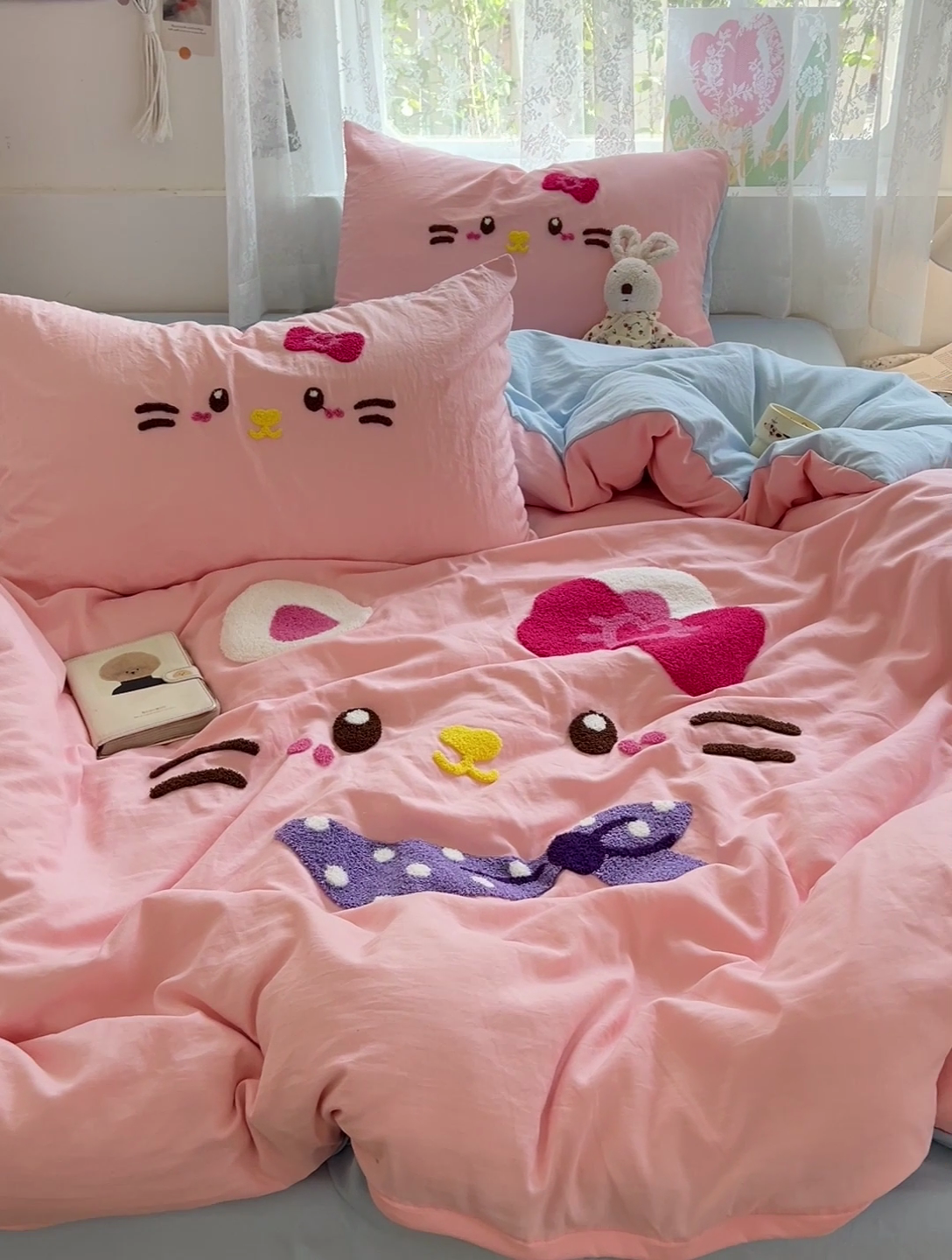 91家纺网 家纺一手货源 找家纺 2024新款水洗棉毛巾绣四件套系列 晚安猫咪粉蓝