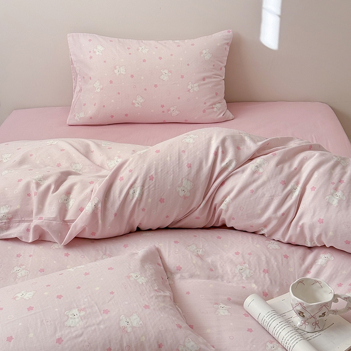 91家纺网 家纺一手货源 找家纺 2025新款A类ins奶油风卡通全棉双层纱系列四件套 星星狗粉