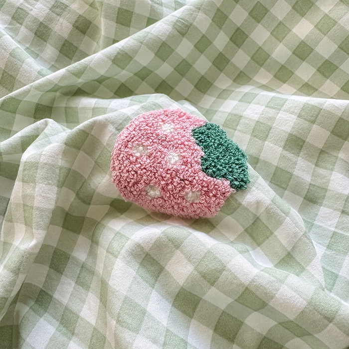 91家纺网 家纺一手货源 找家纺 罗亿家纺 2025新款韩版糯糯棉(110克）毛巾绣四件套-场景三（提供买家秀） 甜甜草莓熊